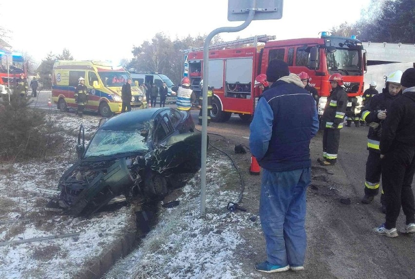 Wypadek w Niestachowie. Volkswagen passat zderzył się z ciężarówką. Trzy osoby w szpitalu