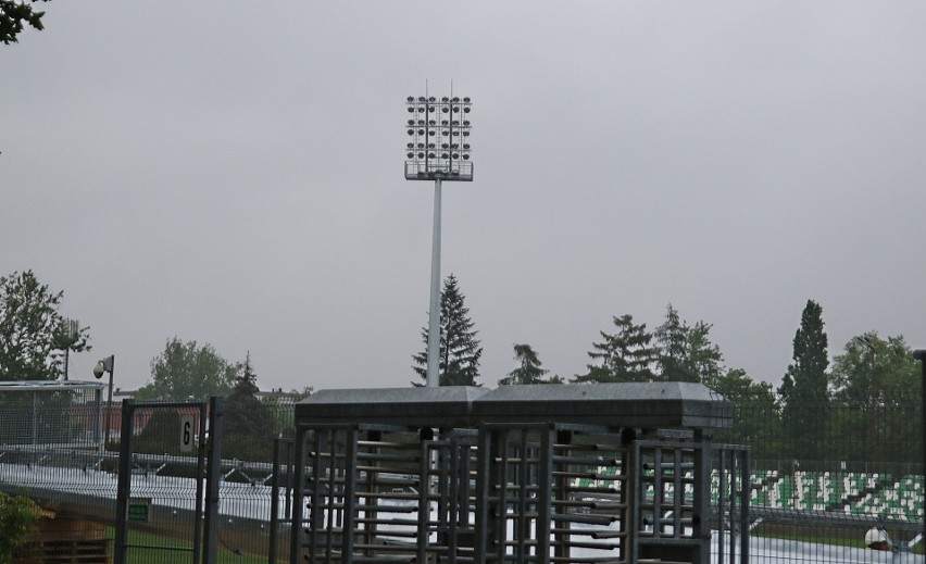 Na stadionie Warty Poznań zamontowano sztuczne oświetlenie....