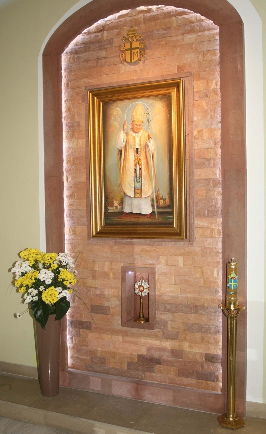 W ołtarzu błogosławionego Jana Pawła II dominuje Jego obraz....