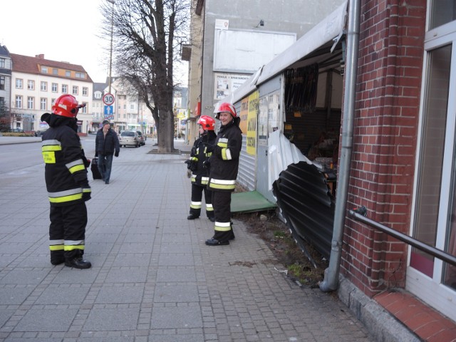 Silny wiatr zerwał blaszaną ścianę w centrum Świnoujścia.