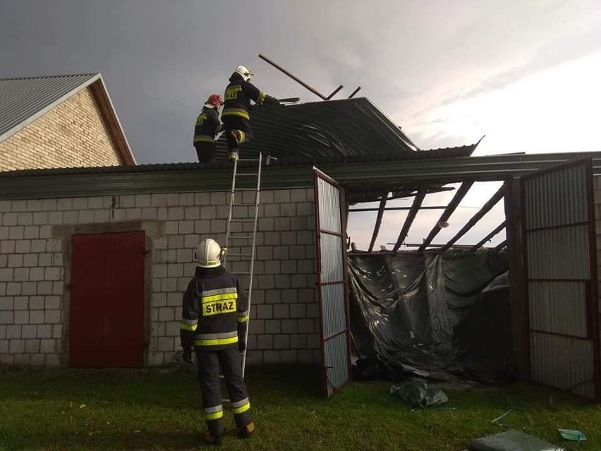Burze w Podlaskiem 14.08.2018: Zerwane dachy, powalone drzewa, ponad 200 interwencji straży pożarnej [ZDJĘCIA]