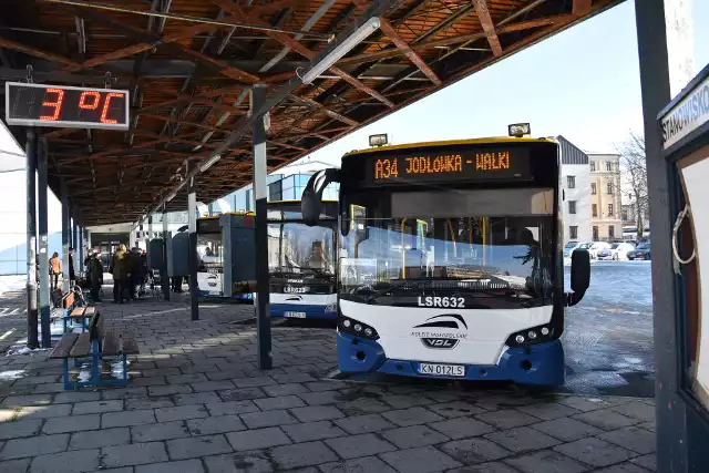 Z dawnego dworca korzystają na razie niektóre autobusy Małopolskich Linii Dowozowych, które rozpoczynają lub kończą kursy w Tarnowie. Podróżni mają do dyspozycji m.in. ogrzewaną poczekalnię