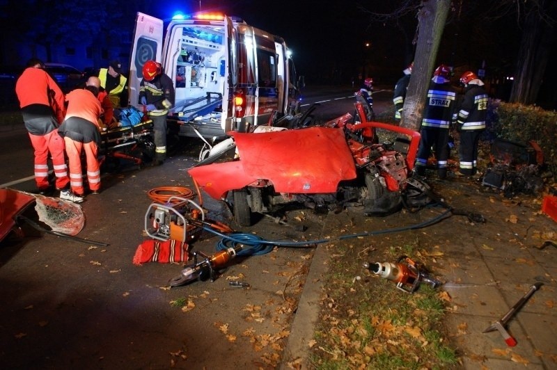Wypadek w Krotoszynie: Dwaj młodzi mężczyźni w ciężkim...