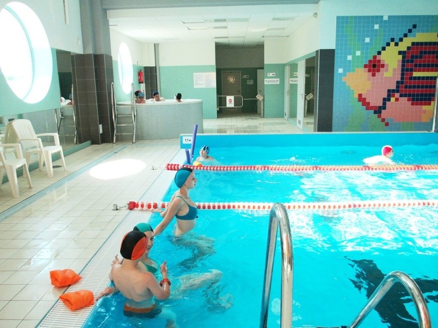 Mniejszy basen przeznaczony do nauki pływania ma trzy tory o...