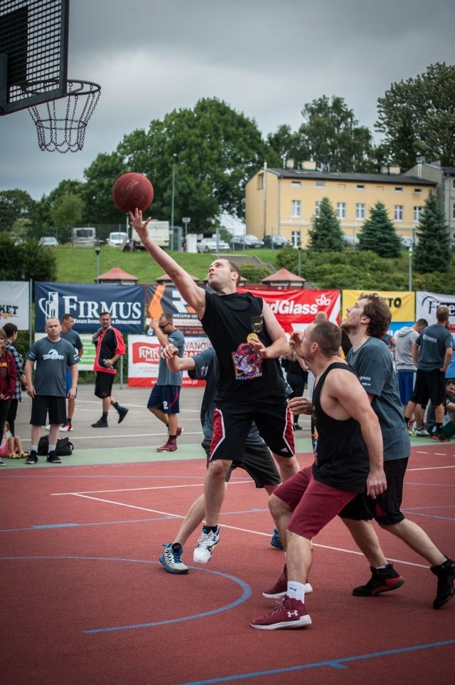 To bez dwóch zdań prawdziwe święto koszykówki ulicznej i polskiego rapu. Za nami ósma edycja Trio Basket Koszalin, która cieszyła się rekordowym zainteresowaniem.  W turnieju, który odbył się w sobotę na terenach Sportowej Doliny, udział wzięło 48 zespołów z całej Polski. Warto podkreślić, że ekipą z najdalszego miasta był zespół „Iksy”, który do Koszalina przybył z oddalonego o 650 km Bytomia. Poziom rywalizacji sportowej był niezwykle wysoki. Świadczy o tym między innymi fakt, że w Trio Basket Koszalin udział brali byli zawodnicy koszykarskiej ekstraklasy, jak również obecni  przedstawiciele rozgrywek I i II ligi.  W sumie rozegranych zostało blisko 140 spotkań, które wyłoniły najlepszą drużynę turnieju, a została nią ekipa Nie Skaczemy w składzie Mirosław Rajkowski, Paweł Kowalczuk, Sebastian Balcerzak oraz Andrzej Kowalczuk. W wielkim finale rywalizacji pokonali zespół Atlata Oks w składzie Adam Szałek, Grzegorz Skoczyk, Grzegorz Gajdziel i Adam Szczęsny. Na podium rywalizację zakończyli również przedstawiciele zespołu Lewa Ręka, a tuż za podium uplasowała się ekipa Tłokerski. – Poziom sportowy był niezwykle wysoki. Nie ukrywam, że zwycięstwo w turnieju kosztowało nas sporo zdrowia i energii, natomiast… kochamy koszykówkę i cieszymy się, że w Koszalinie znalazła się grupa zapaleńców, która organizuje od kilku lat ten turniej – powiedział Sebastian Balcerzak, były zawodnik AZS Koszalin, reprezentant zwycięskiej drużyny podczas Trio Basket Koszalin.  Warto podkreślić, że trybuny Sportowej Doliny przez cały turniej wypełnione były po brzegi. To kolejny dowód na to, że Koszalin kocha koszykówkę, także w wydaniu ulicznym. W ramach turnieju odbyły się również konkursy wsadów i rzutów za trzy punkty. W tym pierwszym najlepszy okazał się Jakub Skurtaj z Kalisza, natomiast w rzutach z dystansu najlepiej spisał się Krzysztof Bober z Koszalina. Na Sportowej Dolinie pojawił się również Arek „ARO” Przybylski, czołowy polski dunker, który zaprezentował fantastyczne wsady, m.in. zapakował piłkę do kosza przeskakując mierzącego 210 cm mężczyznę. Jak sam podkreślił, koszaliński turniej ma niepowtarzalny klimat, którego mogą pozazdrościć inne miasta – To bez dwóch zdań jeden z największych eventów streetballowych w Polsce. Jeśli mam być szczery, ta impreza mieści się w top 3 w kraju – skomentował Aro Przybylski, który już za dwa tygodnie weźmie udział w konkursie wsadów w ramach rywalizacji o miano najlepszego dunkera w Europie w czeskiej Pradze.  Po części sportowej odbyła się część muzyczna wydarzenia nazwana nie przypadkowo „Dolina Rapu”. Na scenie zaprezentowali się Szymi Szyms, Kuban oraz Białas i Lanek. Cały event trwał łącznie 11 godzin i po raz kolejny jego głównym partnerem okazała się… pogoda, która nie zawiodła.  Organizatorami wydarzenia byli: Stowarzyszenie Trio Basket Koszalin, Koszalin Centrum Pomorza, Centrum Kultury 105 w Koszalinie oraz Zarząd Obiektów Sportowych. Sponsorem głównym wydarzenia był Firmus Group. Zadanie było współfinansowane ze środków z budżetu Województwa Zachodniopomorskiego. 