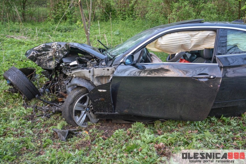 BMW rozbiło się na drzewie [ZDJĘCIA]                       