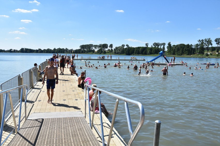 Wystarczy trochę słońca, by plaża nad jeziorem w Wąsoszu...