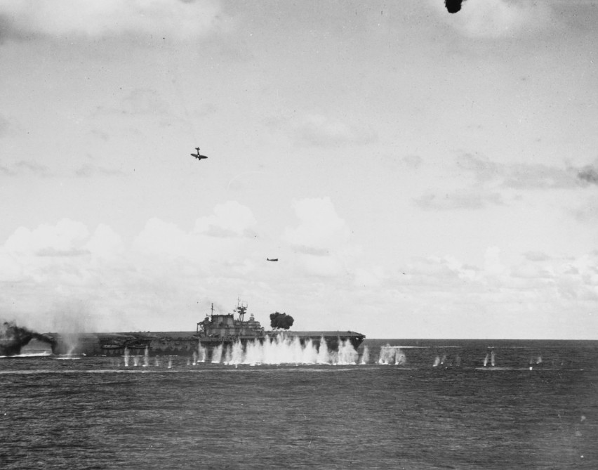 Lotniskowiec USS Hornet atakowany przez japońskie samoloty....