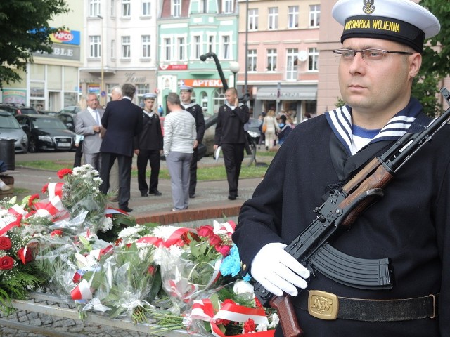 Dni Morza rozpoczęły się od złożenia hołdu marynarzom, którzy nie powrócili z morza.