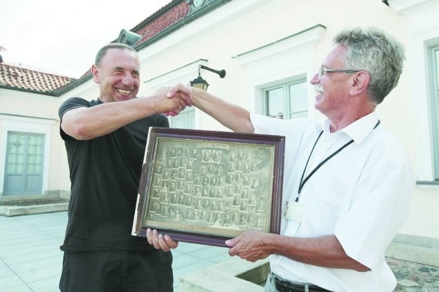Nasz Czytelnik, Roman Skłodowski (z lewej) przekazał unikatową fotografię Andrzejowi Lechowskiemu, dyrektorowi Muzeum Podlaskiego