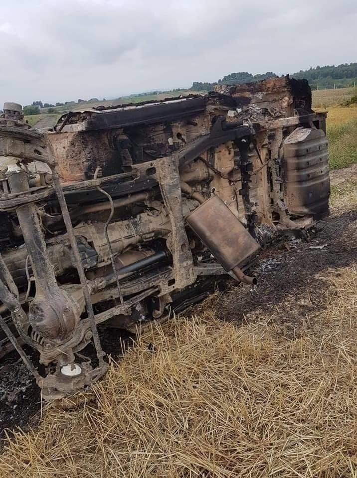 Włamali się do samochodu, ukradli go, zrabowali i podpalili. W końcu usłyszeli zarzuty