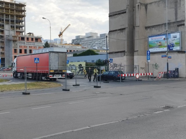 Zamknięta ulica Kościuszki w Łodzi. Ulica jest nieprzejezdna.