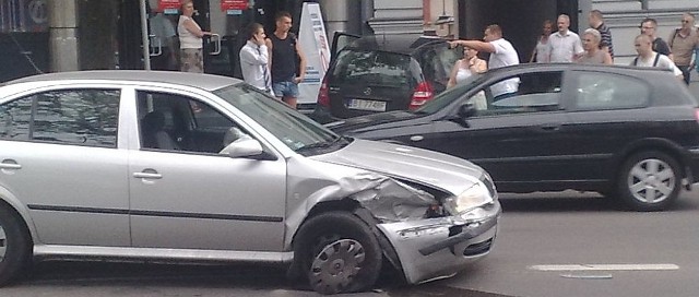 Skoda blokuje ruch w pobliżu budynku banku