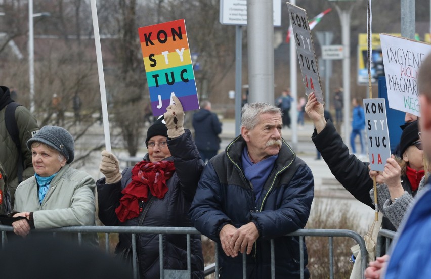 Awantura przed Wojewódzkim Domem Kultury w Kielcach podczas powitania prezydentów Polski i Węgier. Interweniowała policja (WIDEO,ZDJĘCIA) 