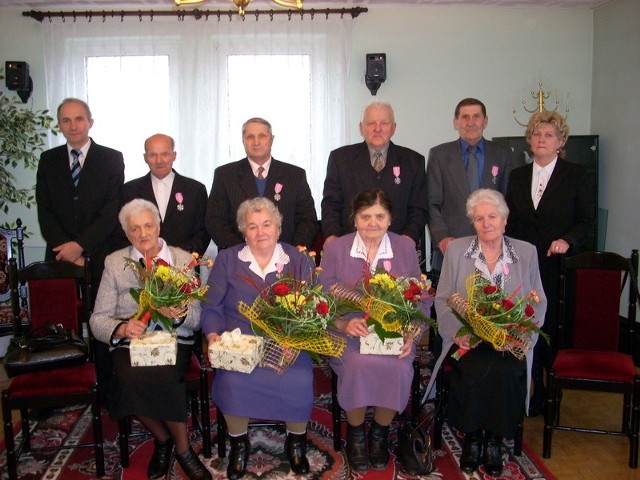 Każda z jubilatek otrzymała bukiet kwiatów od wójta Mieczysława Misiaszka