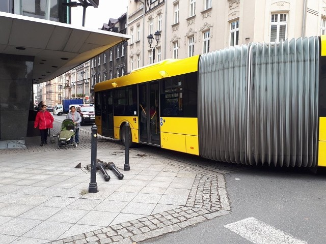 Autobus zablokował centrum Katowic na skrzyżowaniu Plebiscytowej i Jagiellońskiej