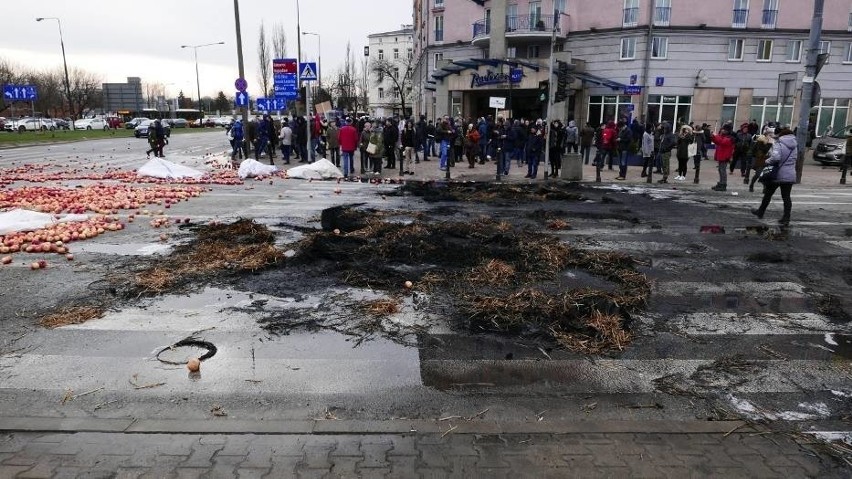 Protest rolników 13.03.2019. Policja poszukuje osób, które 13 marca blokowały ruch w Warszawie i zniszczyły nawierzchnię [ZDJĘCIA]