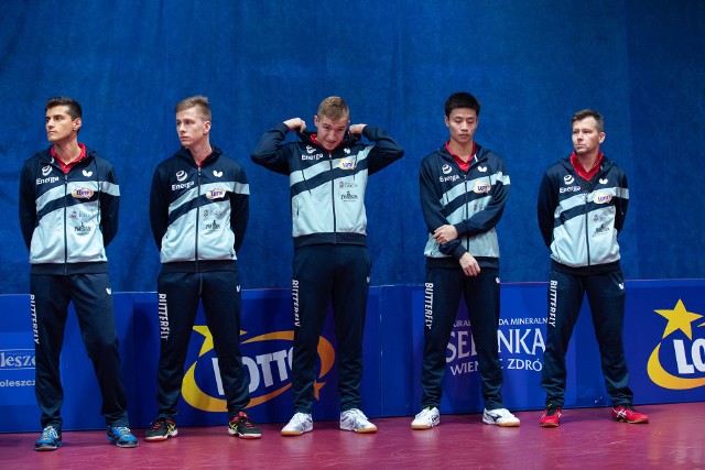 Drużyna Energi Manekina. Stoją od lewej: Konrad Kulpa, Damian Węderlich, Tomasz Kotowski i trener Grzegorz Adamiak