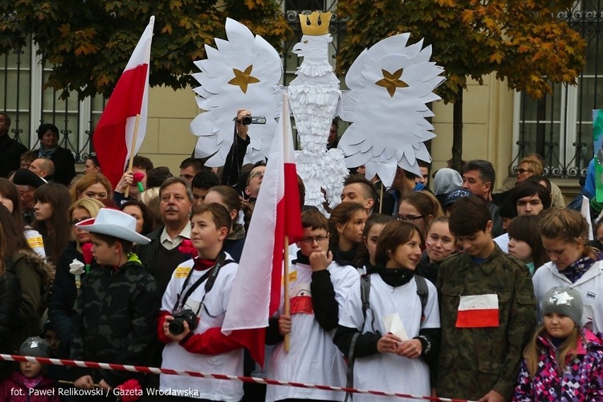 Święto Niepodległości we Wrocławiu. Radosna parada i wojskowy apel (ZDJĘCIA, FILMY)