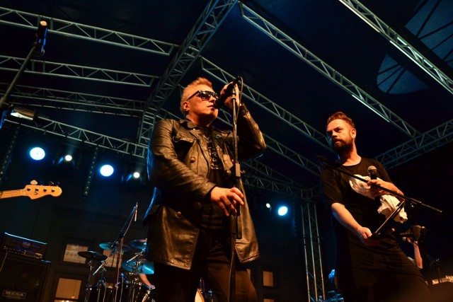 Marcin Czyżewski z Zygmuntem Muńkiem Staszczykiem (z lewej) podczas ubiegłorocznego Festiwalu im. Andrzeja Siewierskiego w Szydłowcu.