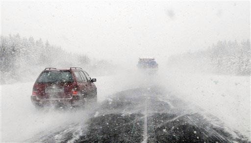 Fatalne warunki na drogach. Wypadki i wielkie korki. Autostrada zamknięta [ZDJĘCIA]