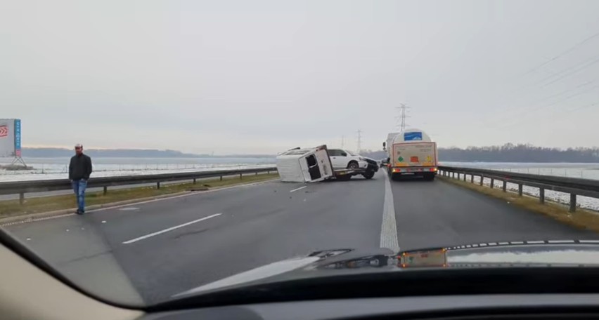Wypadek na autostradzie A4. Bus spadł z lawety 28.11.2021