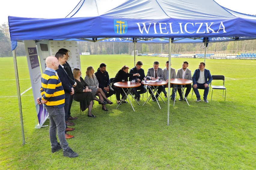Podpisano umowę na przebudowę boiska Klubu Sportowego Wilga...