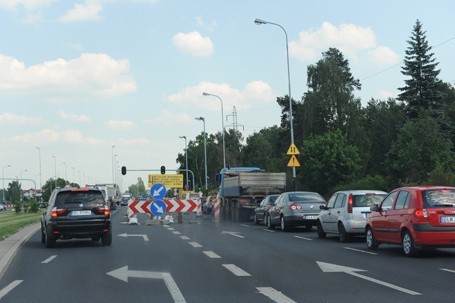 Na oddanej do użytku nowej nitce, po której od kilku tygodni samochody jeżdżą w dwóch kierunkach, tworzą się korki.