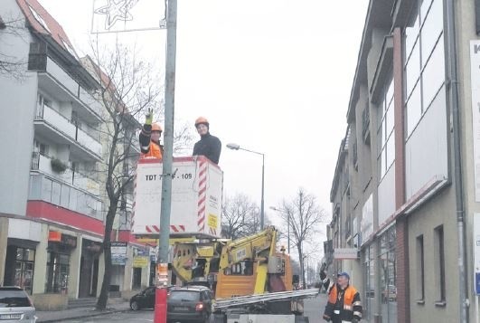 Ozdoby już powieszono między innymi na ulicy Piłsudskiego.