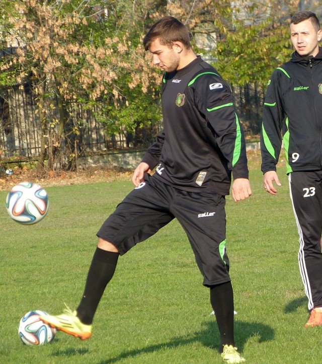 Piłkarze Stali Stalowa Wola (z piłką Łukasz Sekulski, obok Michał Michałek) szykują się do meczu z Okocimskim Brzesko.
