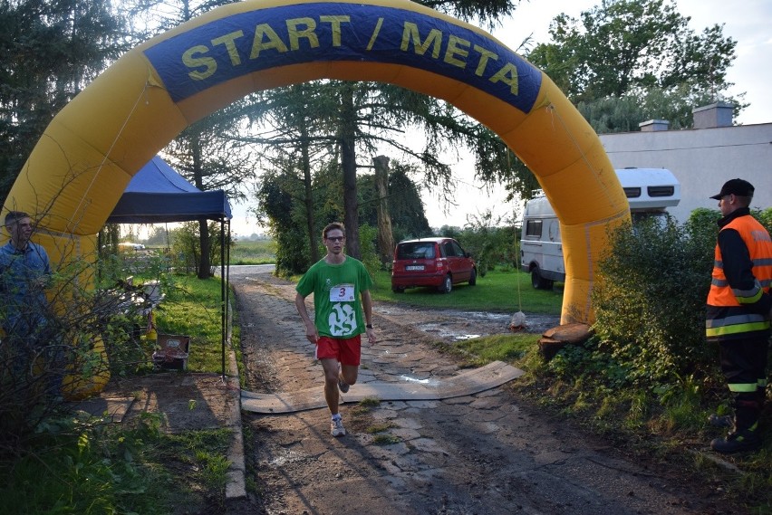 Biegli w pobiednickim półmaratonie, żeby pomóc zarobić na leczenie dla chorych osób [ZDJĘCIA]