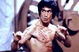 Legendarny Bruce Lee w filmie "Wejście smoka". Słynny film w kinach studyjnych w Małopolsce w ramach 100-lecia Warner Bros. 