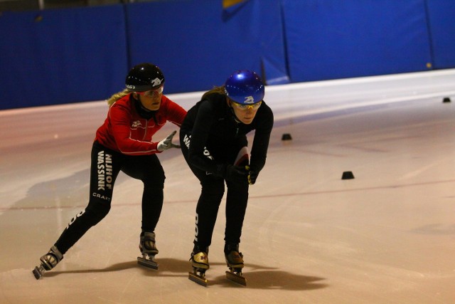 Aida Bella (z lewej) i Kaja Pniewska wchodziły w skład polskiej sztafety, której niestety nie udało się awansować do biegu o medale.