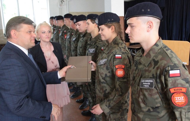 Wojciech Skurkiewicz, wiceminister obrony narodowej, wręczył wczoraj upominki grupie wyjeżdżającej na obóz z krajów NATO.