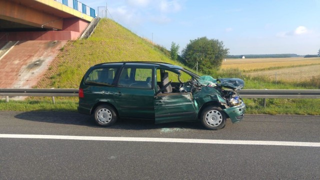 Na miejscu pracują służby. Nitka w kierunku Wrocławia jest zablokowana.