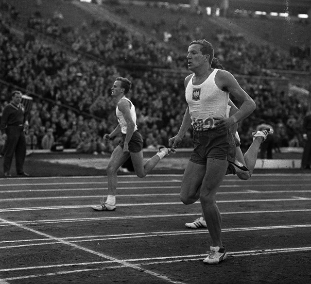 No kto to może być? No...? Inż Stanisław Grędziński, podwójny mistrz Europy z Budapesztu (1966) - w biegu na 400 metrów i w sztafecie 4x400 metrów. Zdjęcie wykonano w 1964 roku na stadionie warszawskiej Skry. Dziś stolica nie ma stadionu lekkoatletycznego.