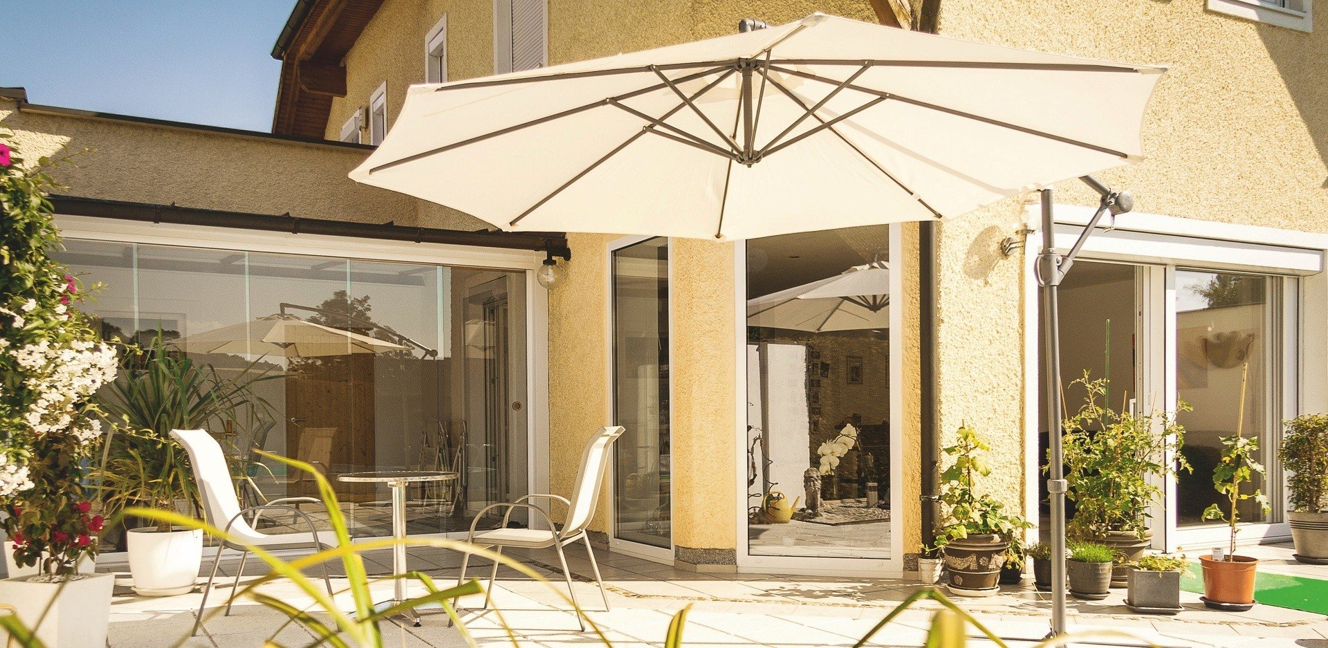 Tani parasol ogrodowy na balkon i taras. Najlepszy sposób na upał! Sprawdź,  jakie parasole ogrodowe są modne na lato 2022 | RegioDom