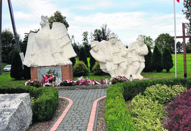 Bohaterów upamiętnia monument przedstawiający orła, legionistę, żołnierza września 1939 roku oraz partyzanta z okresu okupacji.