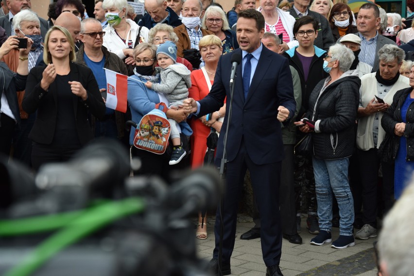 Chrzanów. Tłumy ludzi przyszły na spotkanie z Rafałem Trzaskowskim. Byli też zwolennicy PiS i gorąca atmosfera [ZDJĘCIA]