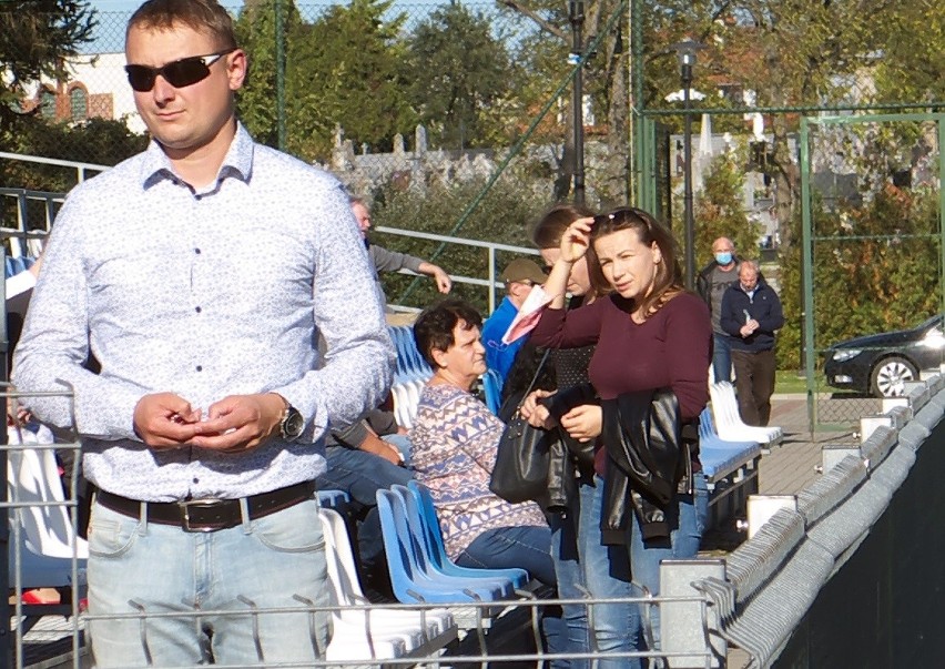 Sokół Sieniawa (niebieskie stroje) pokonał kolejnego...