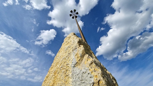 Tak wyglądają kamienie ustawione na rondzie w Strzelcach Opolskich.