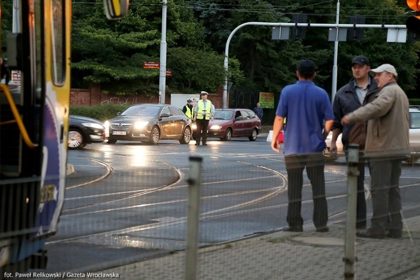 Nocny półmaraton sparaliżował miasto. Korki i zablokowane tramwaje (ZDJĘCIA)