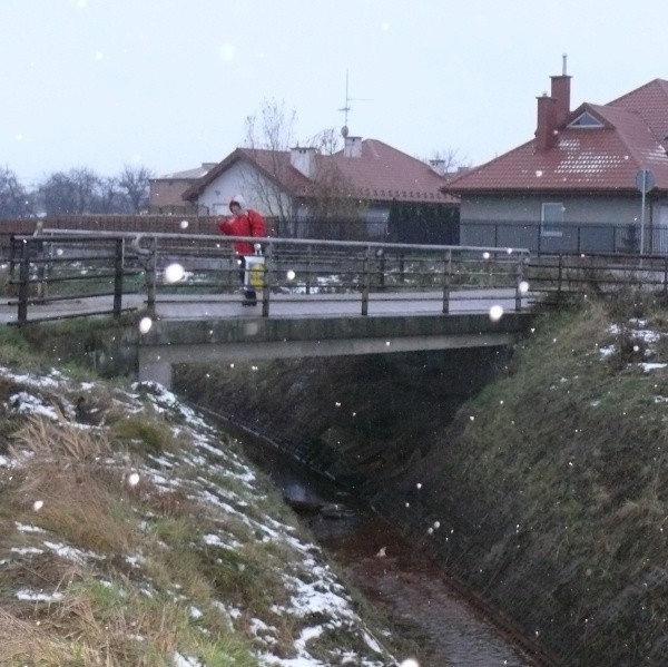 Kanał ma wybetonowany, stromy i wysoki brzeg. Czy mężczyzna nieszczęśliwie się po nim ześliznął?