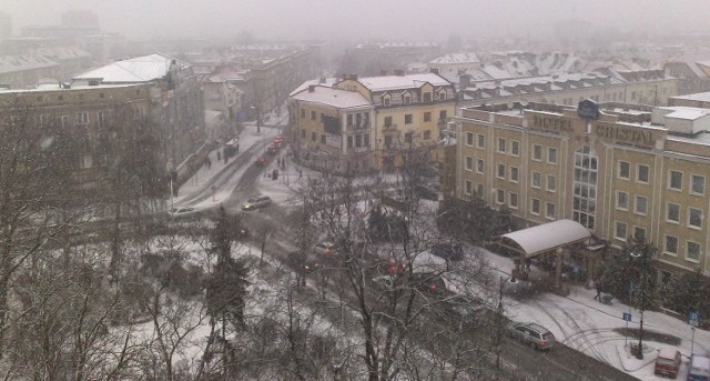 Widok na zaśnieżoną ulicę Liniarskiego i Lipową w Białymstoku