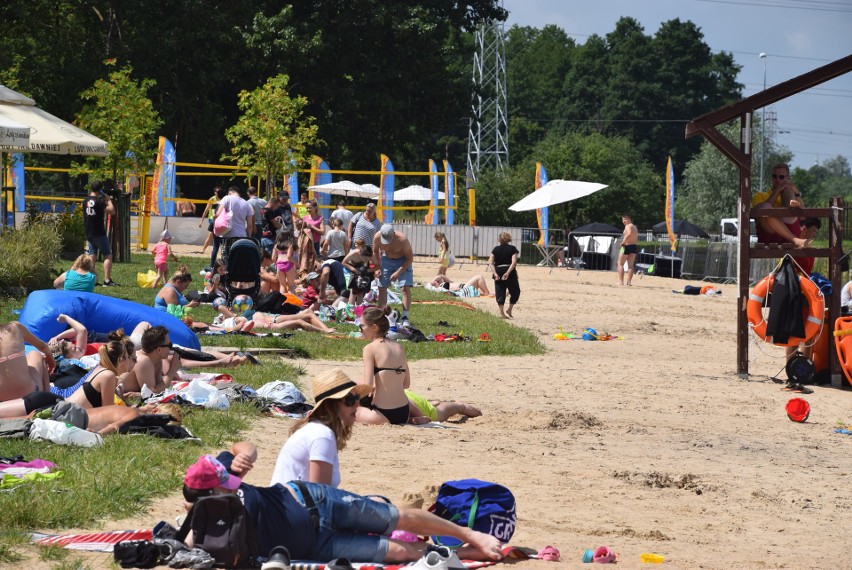 W sobotę białostoczanie wypoczywali na plaży miejskiej w...