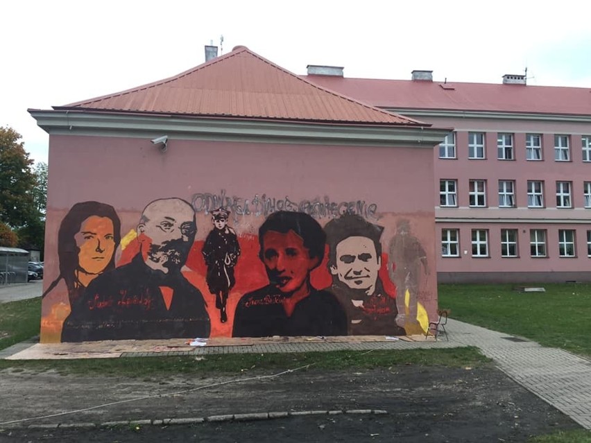 SP nr 20 w Białymstoku. Uczniowie stworzyli kolejny historyczny mural. Uwiecznili na nim pięciu białostockich bohaterów (zdjęcia, wideo)