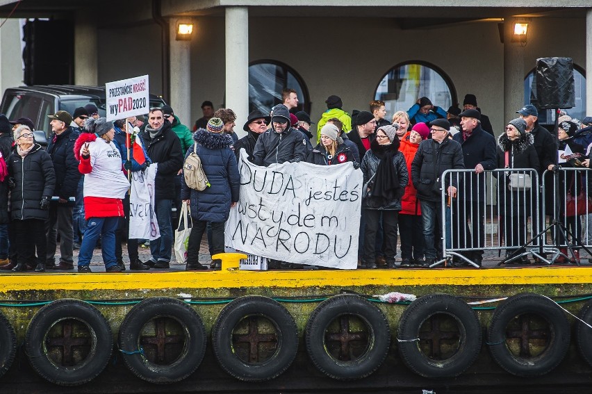 Kaszubi odcinają się od ekscesów w Pucku w czasie uroczystości 100-lecia zaślubin. Opublikowano oświadczenie działaczy ZK-P