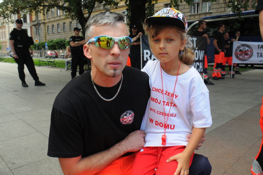 Kraków. Głośny protest ratowników medycznych