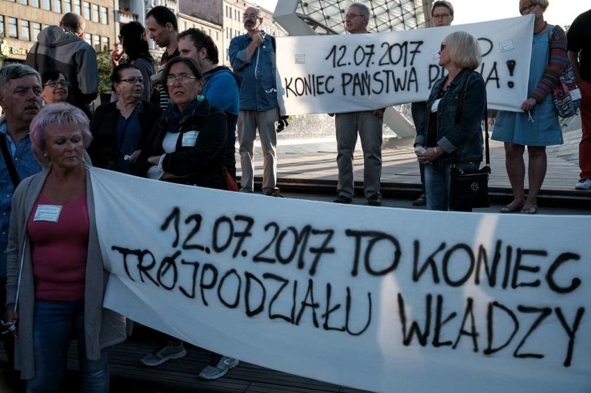 Manifestacja w Poznaniu w obronie sądów