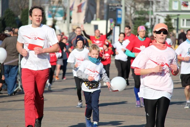 Bieg rodzinny na dystansie około 2 kilometrów zgromadził na starcie starszych, młodszych a nawet najmłodszych mieszkańców Dąbrowy Górniczej i Zagłębia w dziecięcych wózkach. Trasa prowadziła alejkami w Parku Hallera, ulicami Kościuszki i Królowej Jadwigi.